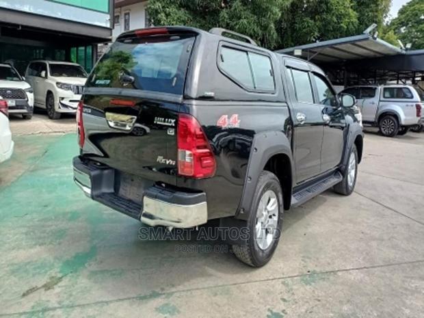 Toyota Hilux 2016 Black - thumbnail 11