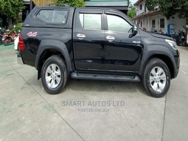 Toyota Hilux 2016 Black - thumbnail 12