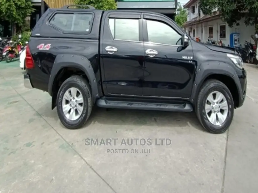 Toyota Hilux 2016 Black