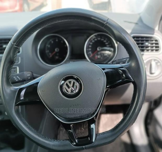 Volkswagen Polo 2016 Black - thumbnail 2