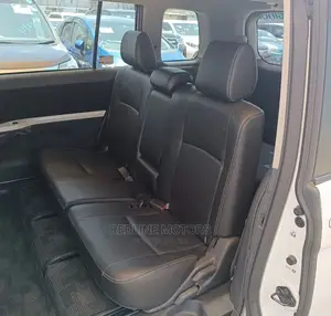 Toyota ISIS 2016 Pearl