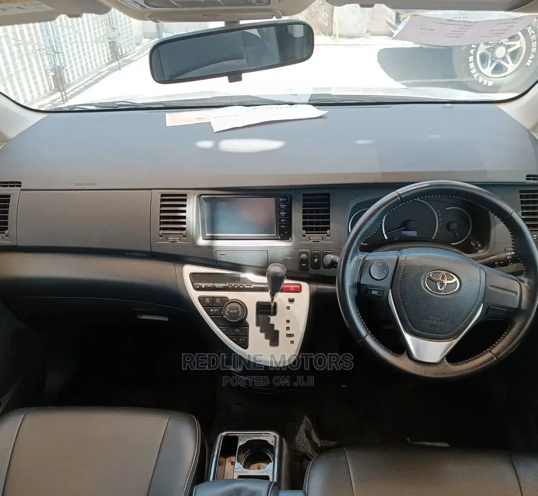 Toyota ISIS 2016 Pearl
