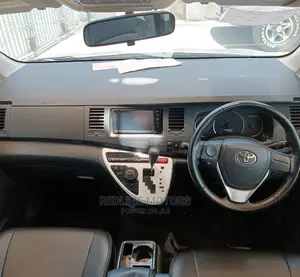 Toyota ISIS 2016 Pearl