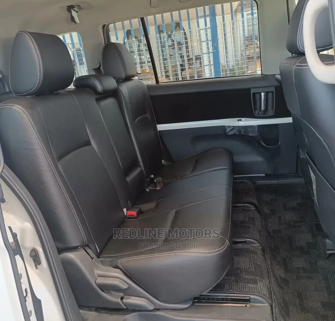 Toyota ISIS 2016 Pearl