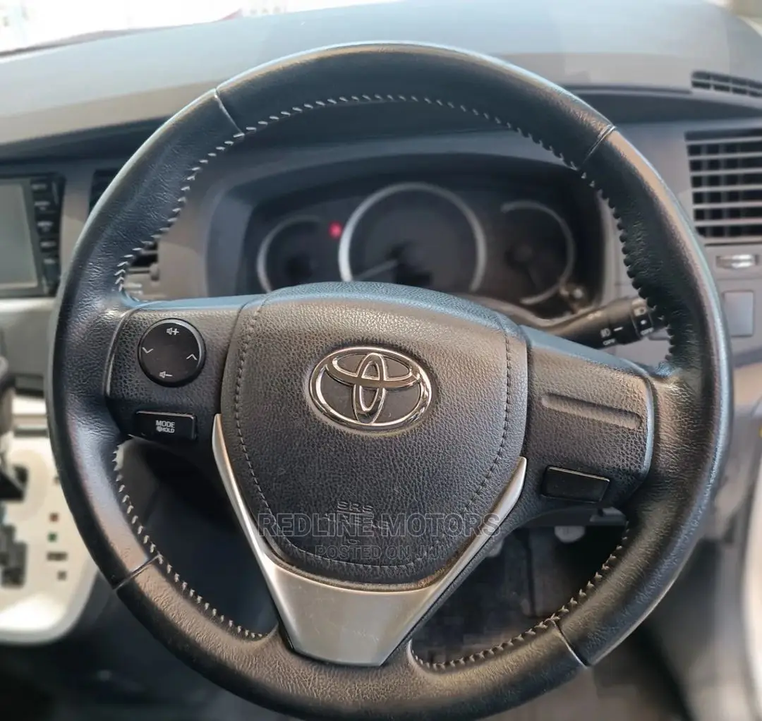Toyota ISIS 2016 Pearl