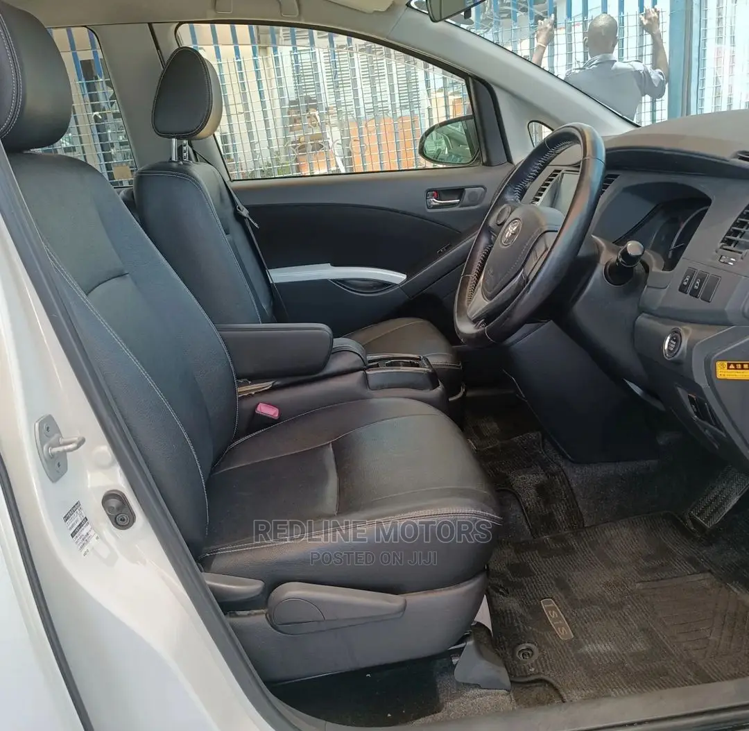 Toyota ISIS 2016 Pearl