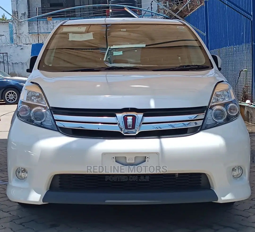 Toyota ISIS 2016 Pearl