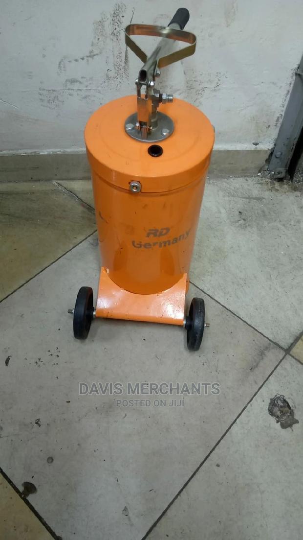 Grease Bucket 20 Kg With Wheels - thumbnail 2