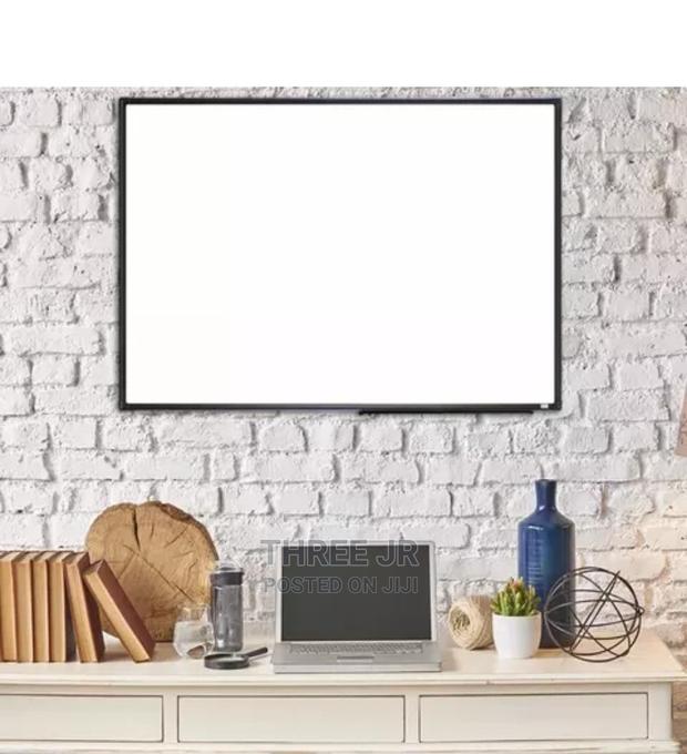 Easily Controlled Motorized Projection Screen - thumbnail 2