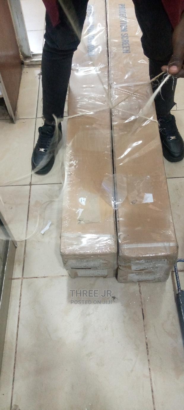 Projections Screens Creats a Presentable Image Presentation - thumbnail 2