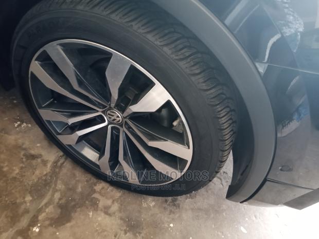 Volkswagen Tiguan 2017 Black - thumbnail 4