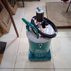 Greasing Bucket - main view