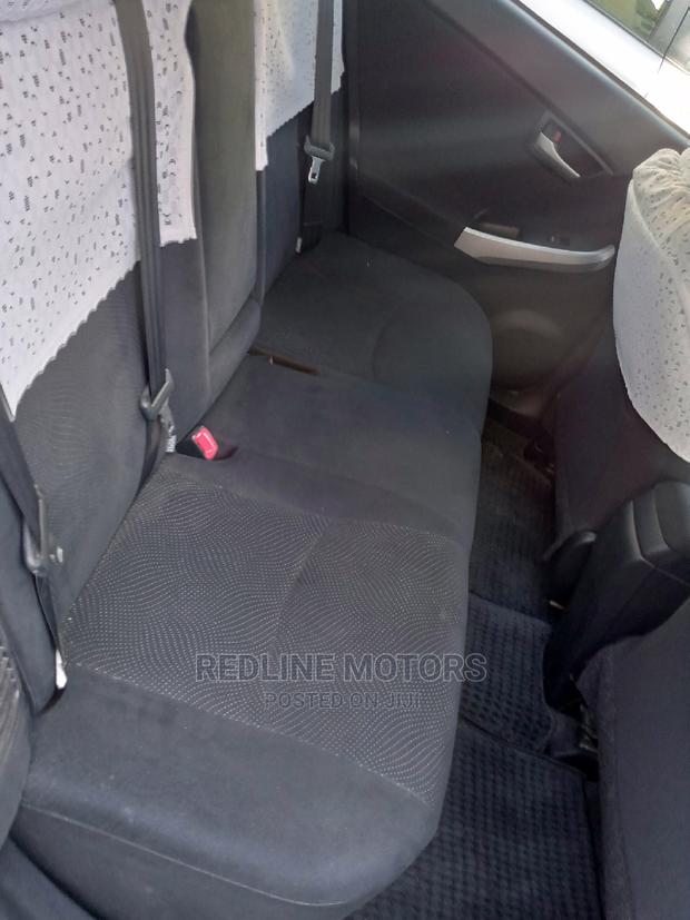 Toyota Prius 2016 Silver - thumbnail 2