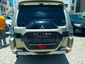 Mitsubishi Pajero V80 3.5 V6 GL/GLS 2015 Gold