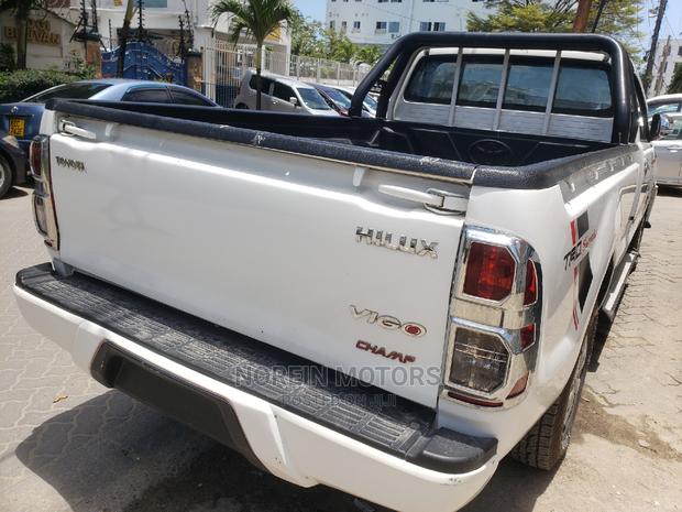 Toyota Hilux 2015 White - thumbnail 3