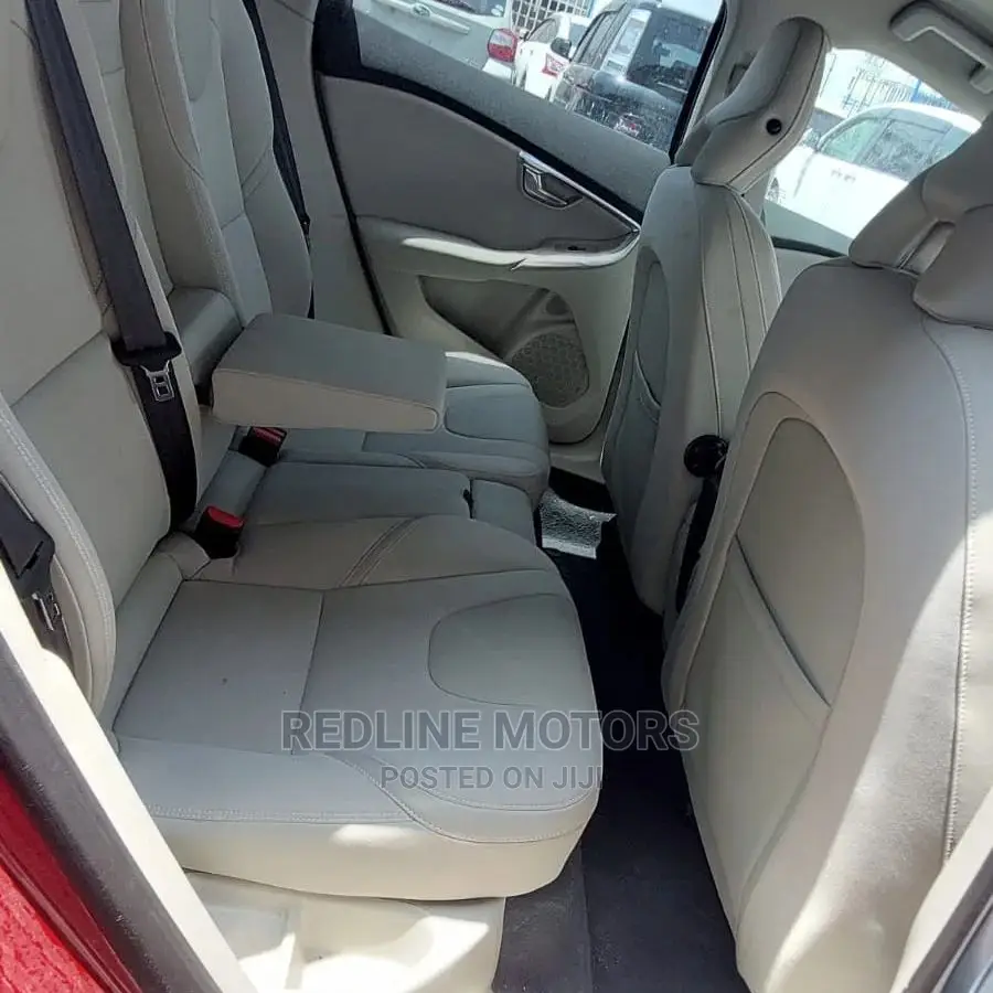 Volvo V40 2016 Red
