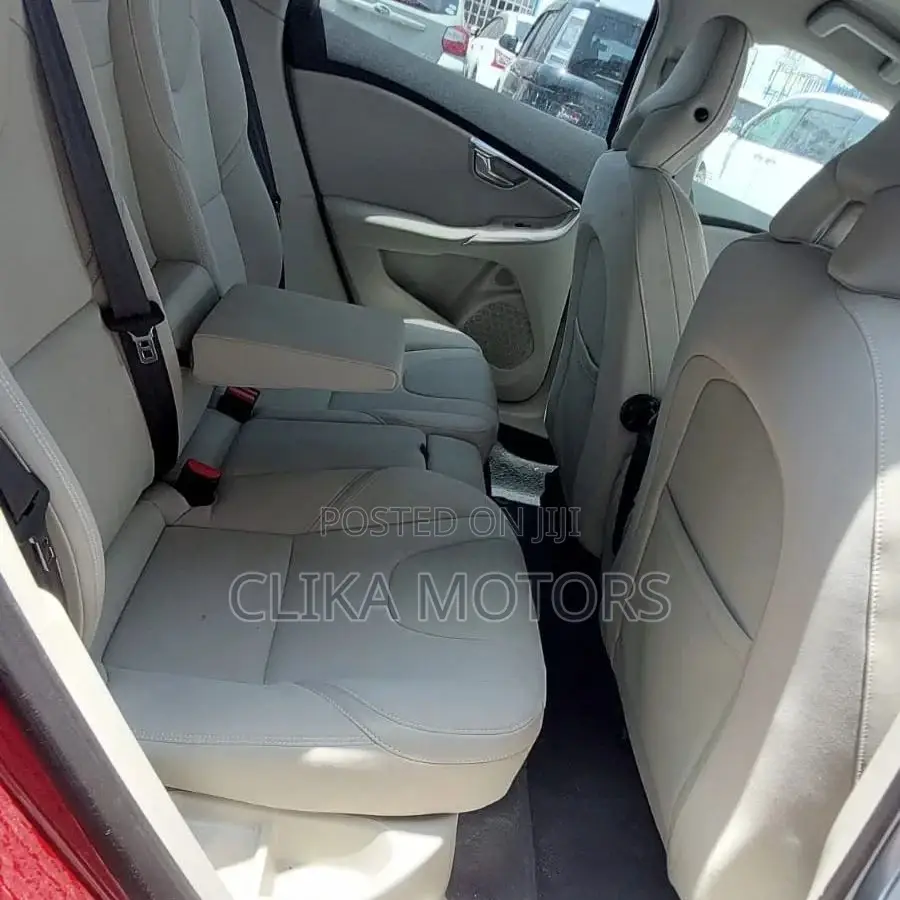 Volvo V40 2016 Red