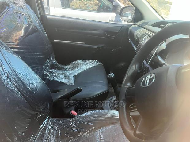 Toyota Hilux 2016 Gray - thumbnail 3