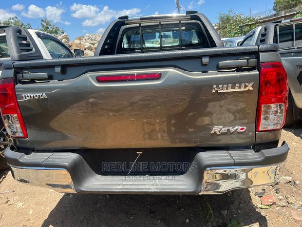 Toyota Hilux 2016 Gray - thumbnail 4