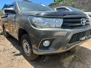 Toyota Hilux 2016 Gray