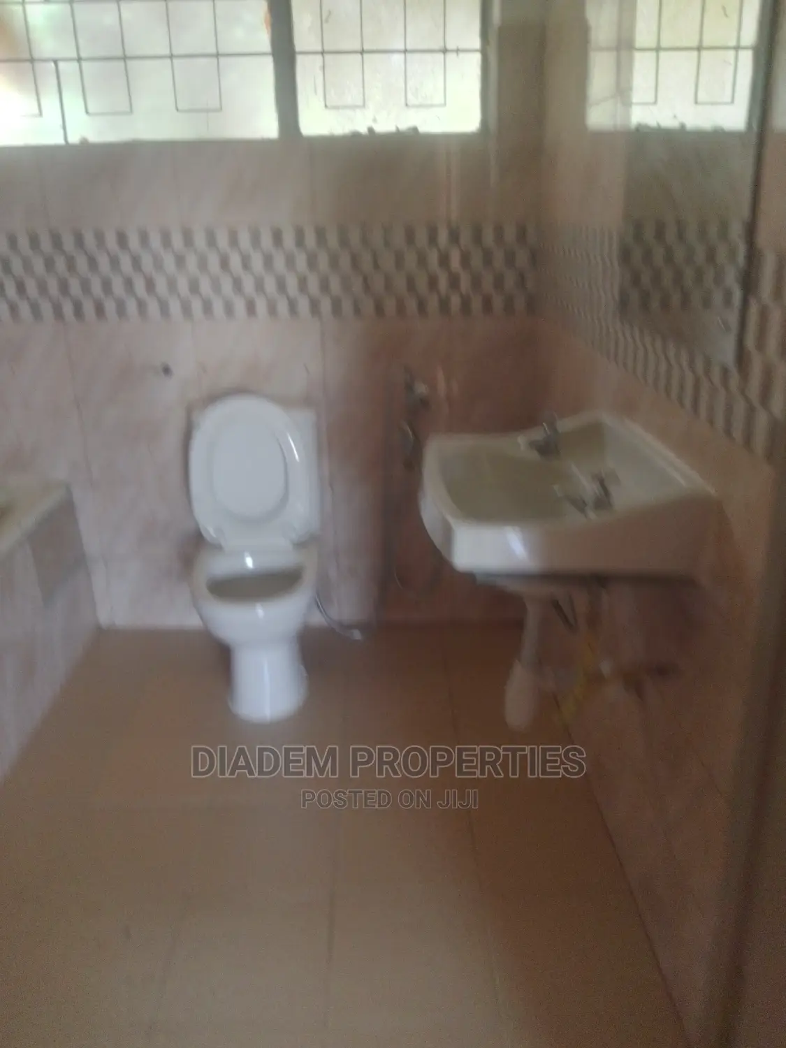 Commercial 5 Bedroom Maissionette to Let