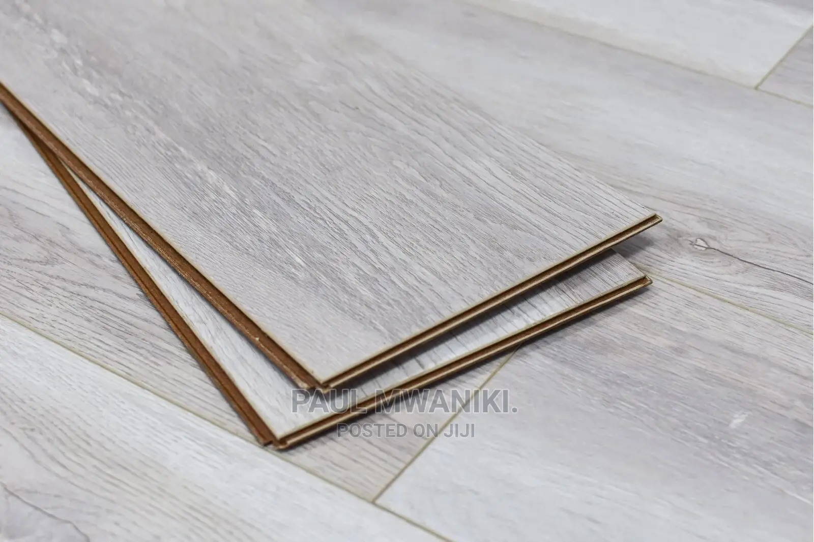 8 MM Luxurious Laminate Flooring Boards.