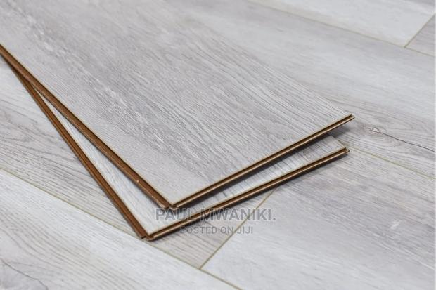 8 MM Luxurious Laminate Flooring Boards.
