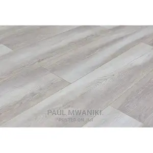 8 MM Luxurious Laminate Flooring Boards.