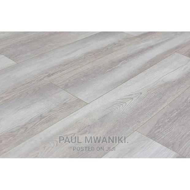 8 MM Luxurious Laminate Flooring Boards. - thumbnail 2