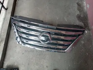 Nissan Tiida Latio Grill
