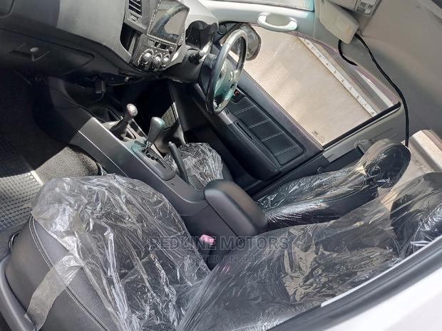 Toyota Hilux 2016 White - thumbnail 2