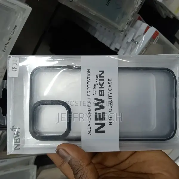 Clear iPhone 12/iPhone 12 Pro Case With Black Ridge
