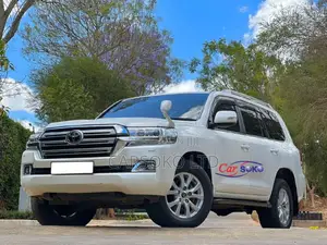Toyota Land Cruiser 2016 White