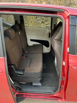 Toyota Sienta 2016 Red