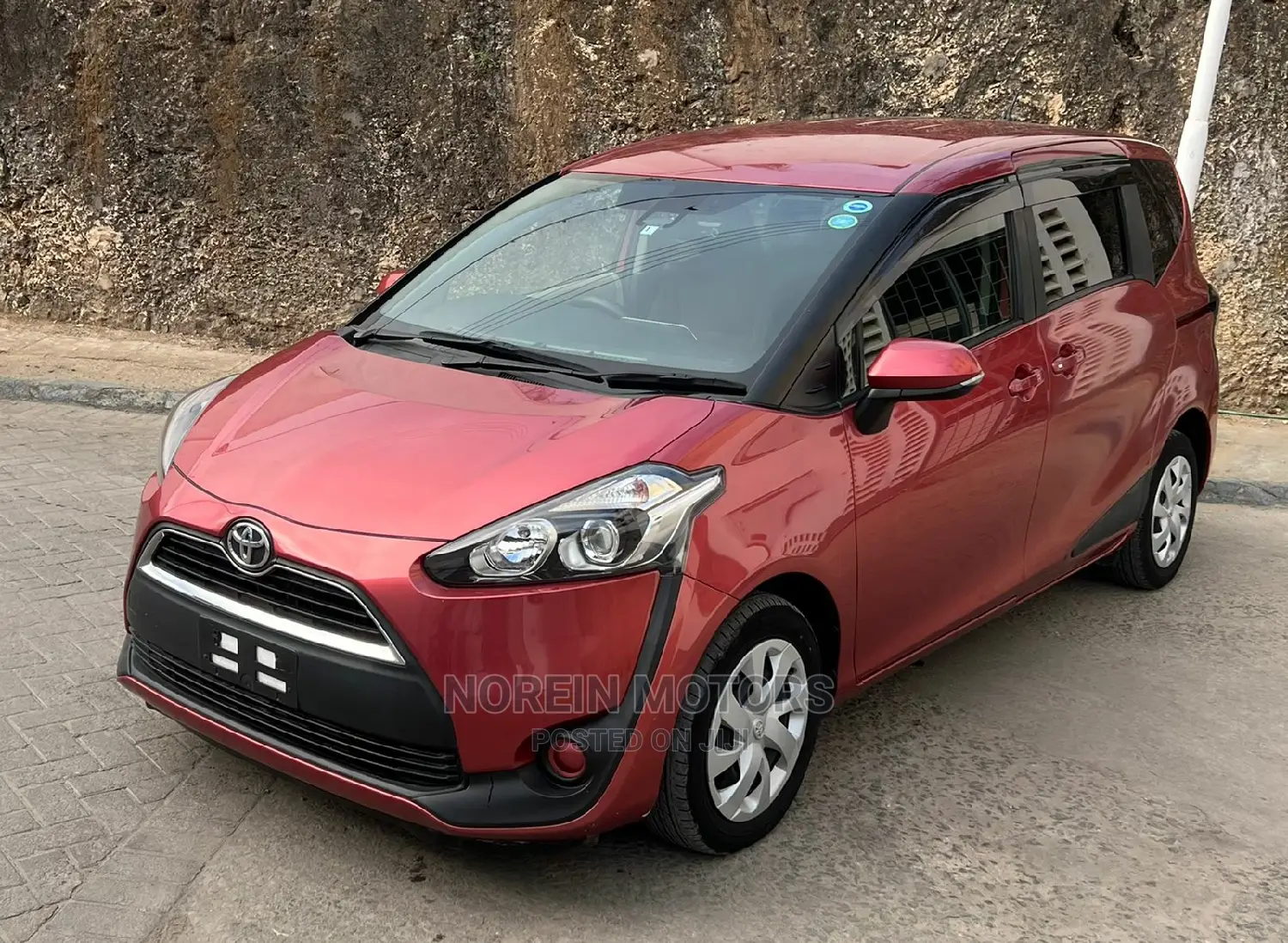 Toyota Sienta 2016 Red