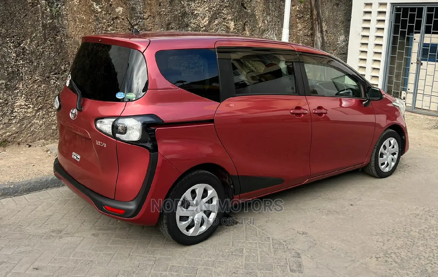 Toyota Sienta 2016 Red