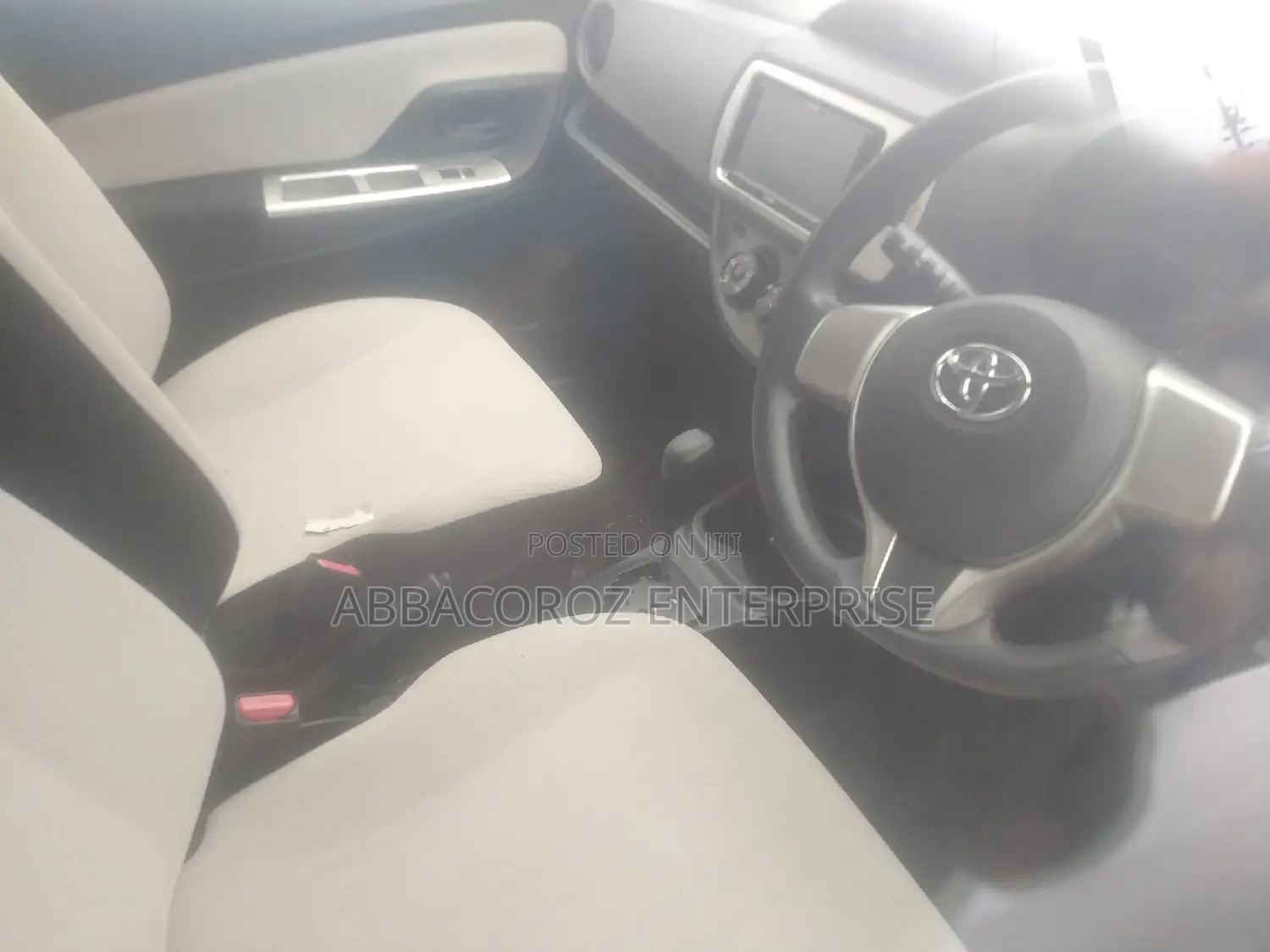Toyota Vitz 1.0 FWD 3dr 2015 Silver