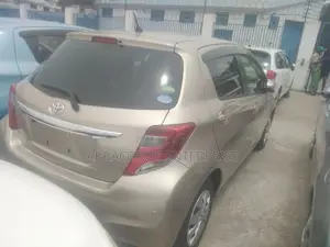 Toyota Vitz 1.0 FWD 3dr 2015 Silver