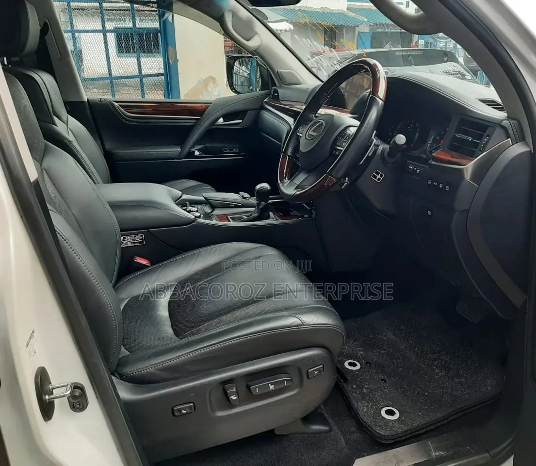Lexus LX 570 AWD 2016 White