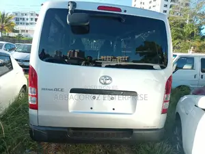 Toyota HiAce 2016 Silver