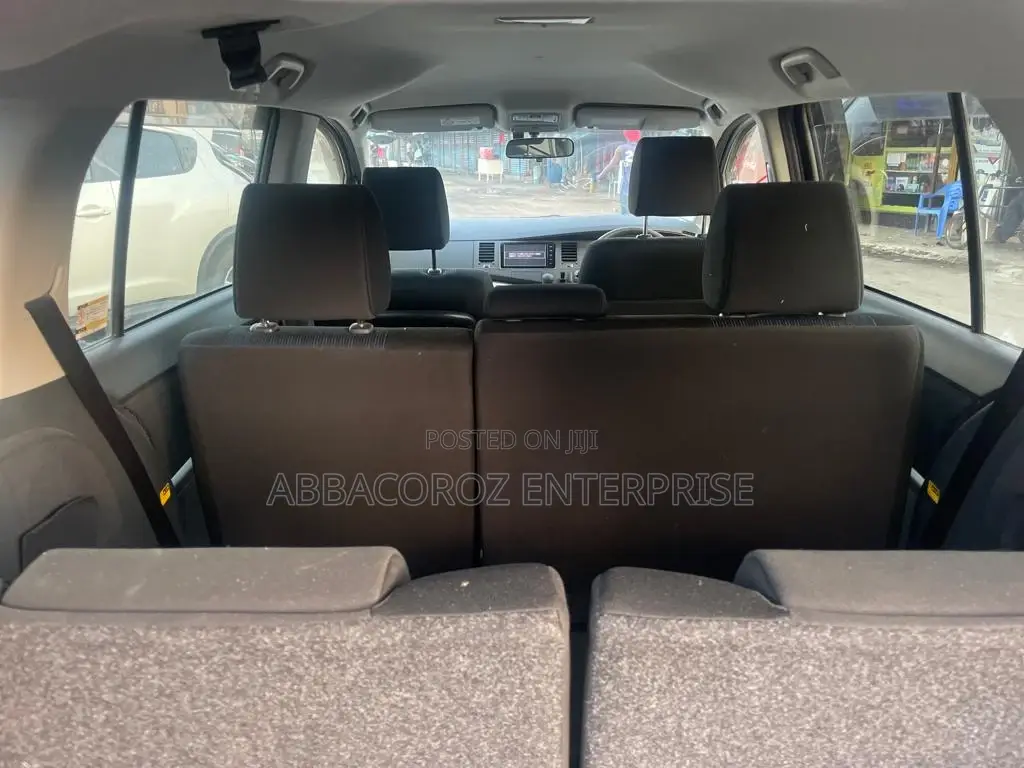 Toyota ISIS 1.8 Platana 2WD 2015 Red