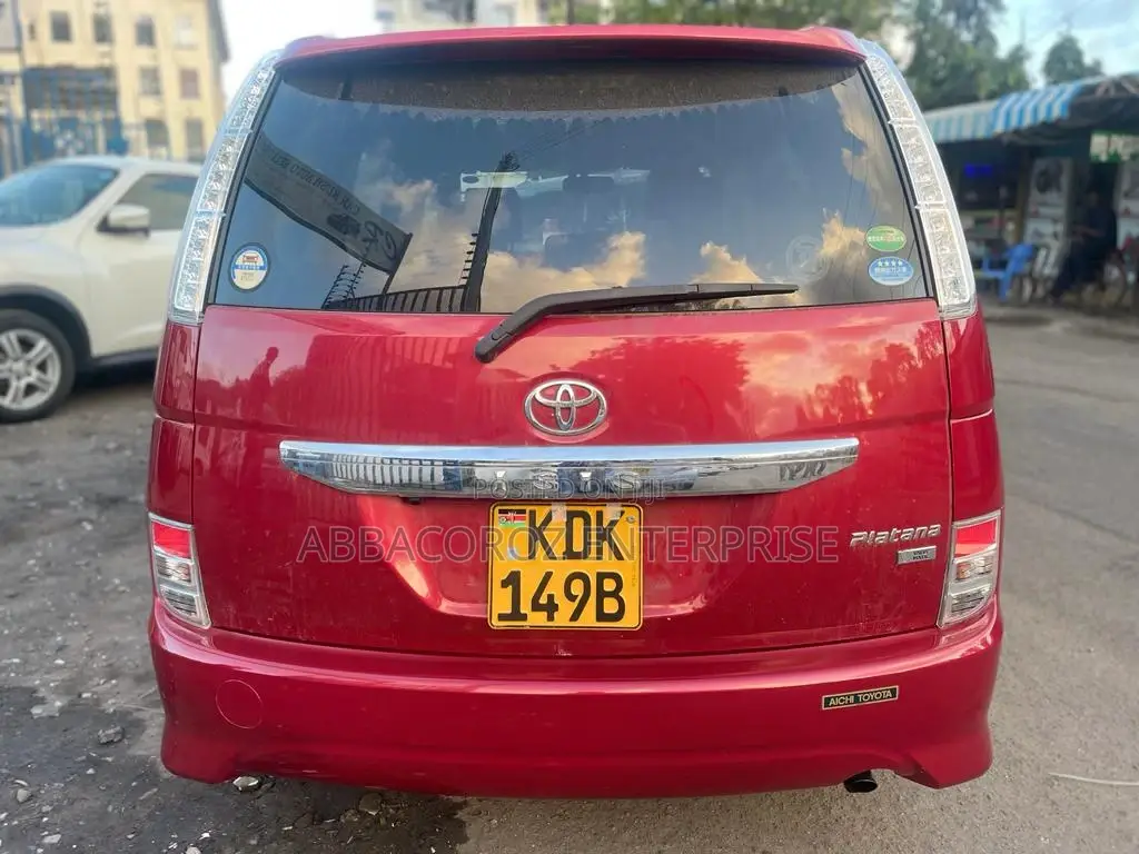 Toyota ISIS 1.8 Platana 2WD 2015 Red