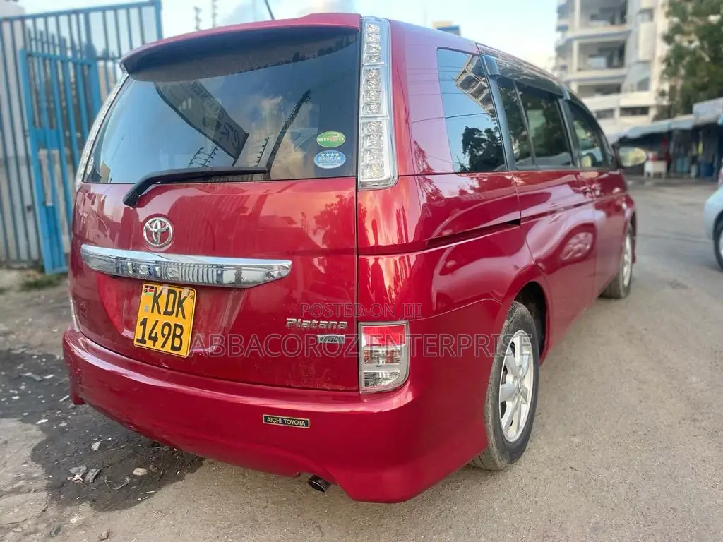 Toyota ISIS 1.8 Platana 2WD 2015 Red