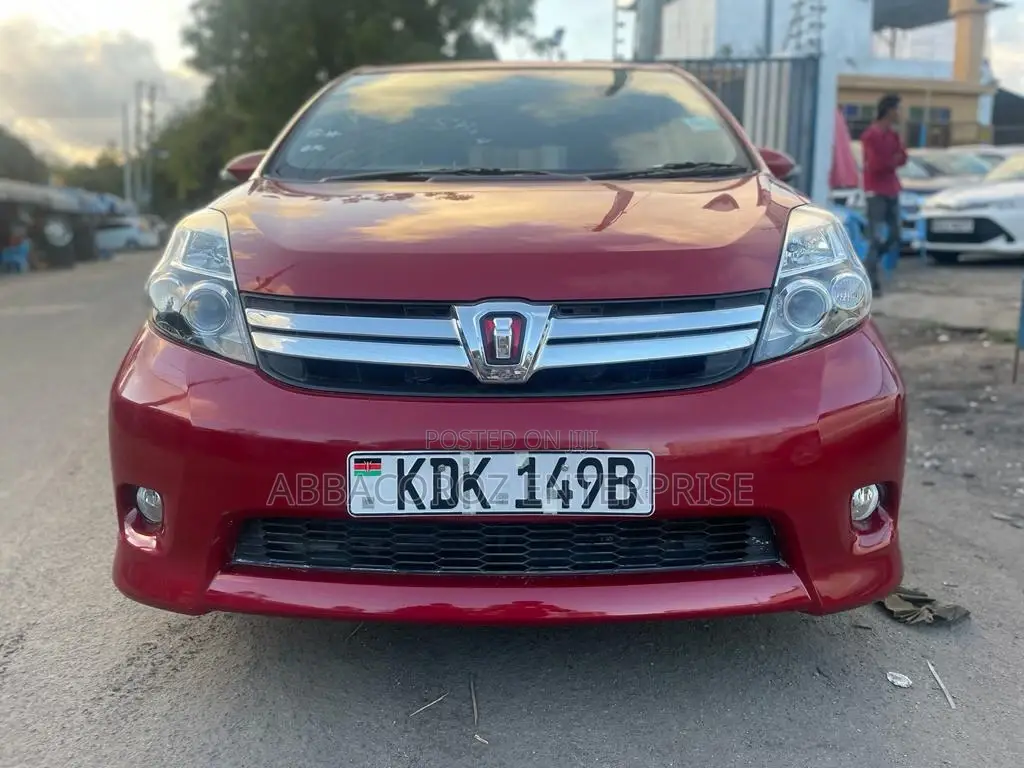 Toyota ISIS 1.8 Platana 2WD 2015 Red