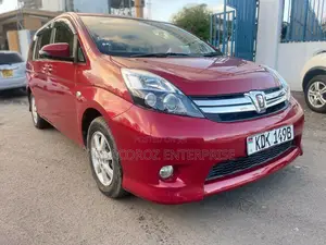 Toyota ISIS 1.8 Platana 2WD 2015 Red
