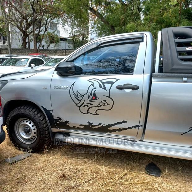 Toyota Hilux 2016 Silver - thumbnail 3