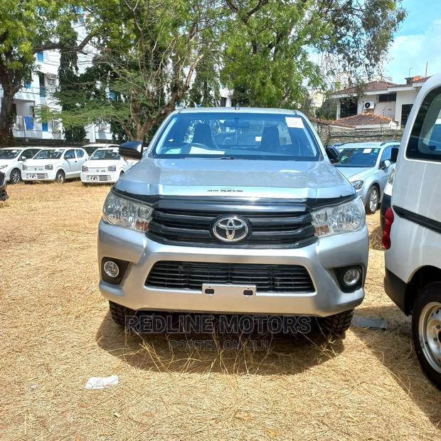 Toyota Hilux 2016 Silver - thumbnail 4