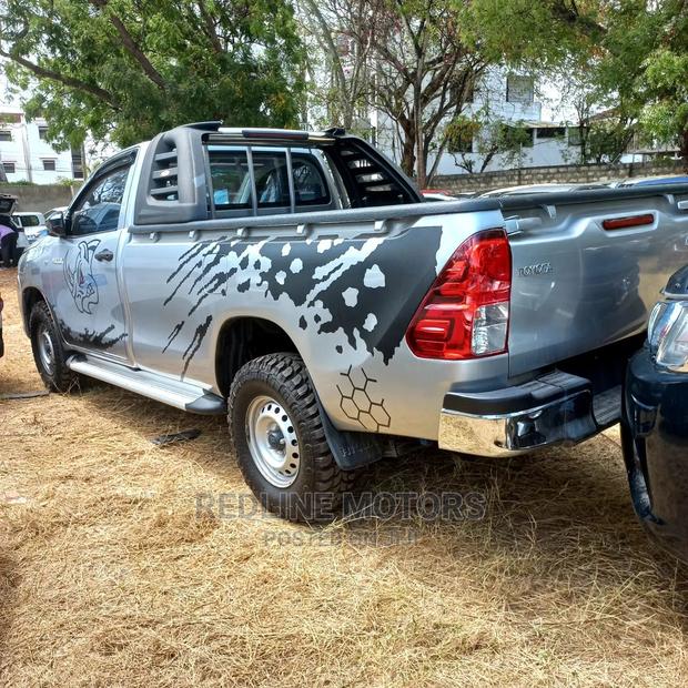 Toyota Hilux 2016 Silver - thumbnail 5