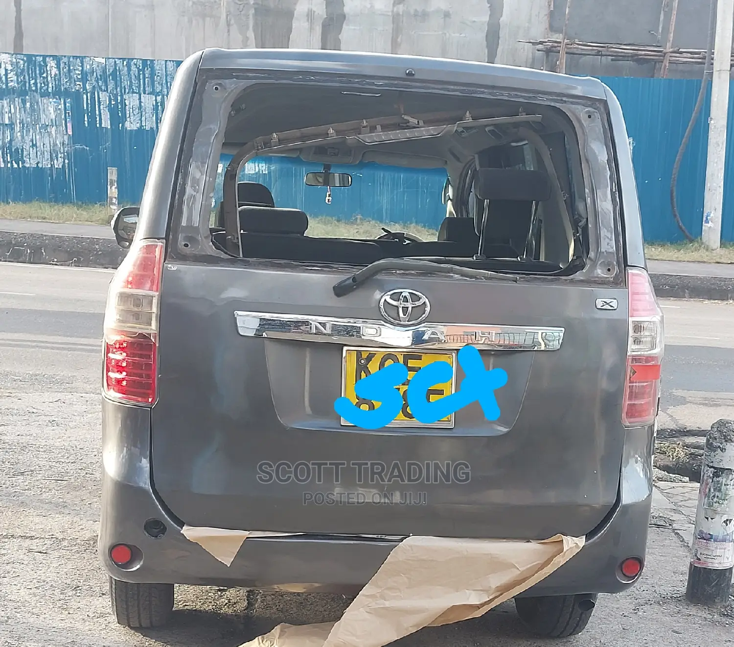 Noah 2010 Rear Windscreen