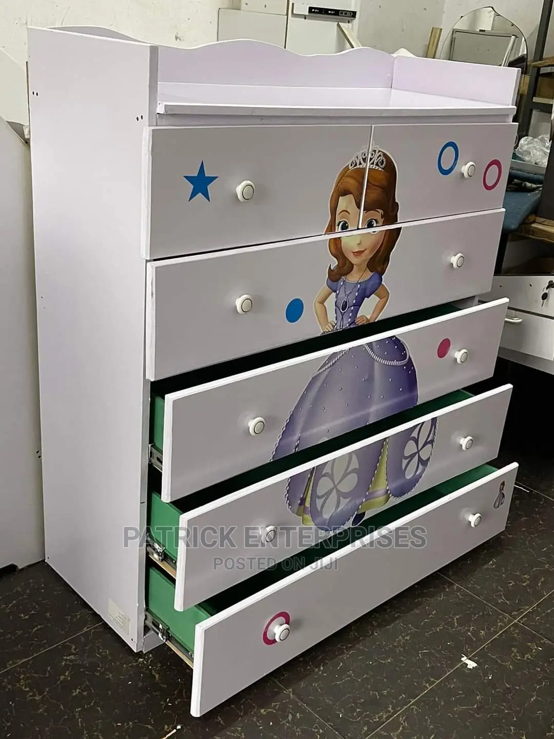 Morden Chest of Drawers 4 by 4 Fitts